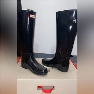 Hunter women’s Refined Slim fit adjustable tall gloss rain boots, Color BLACK